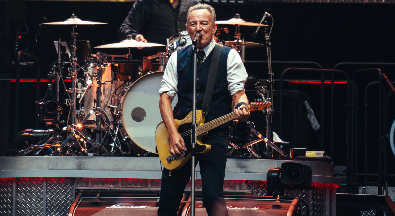https://statics.cedscdn.it/photos/MED_HIGH/2025/06/30/8929394_30215459_brucespringsteen_milanosansiro_30.06.2025_matteopreziosi_03.jpg