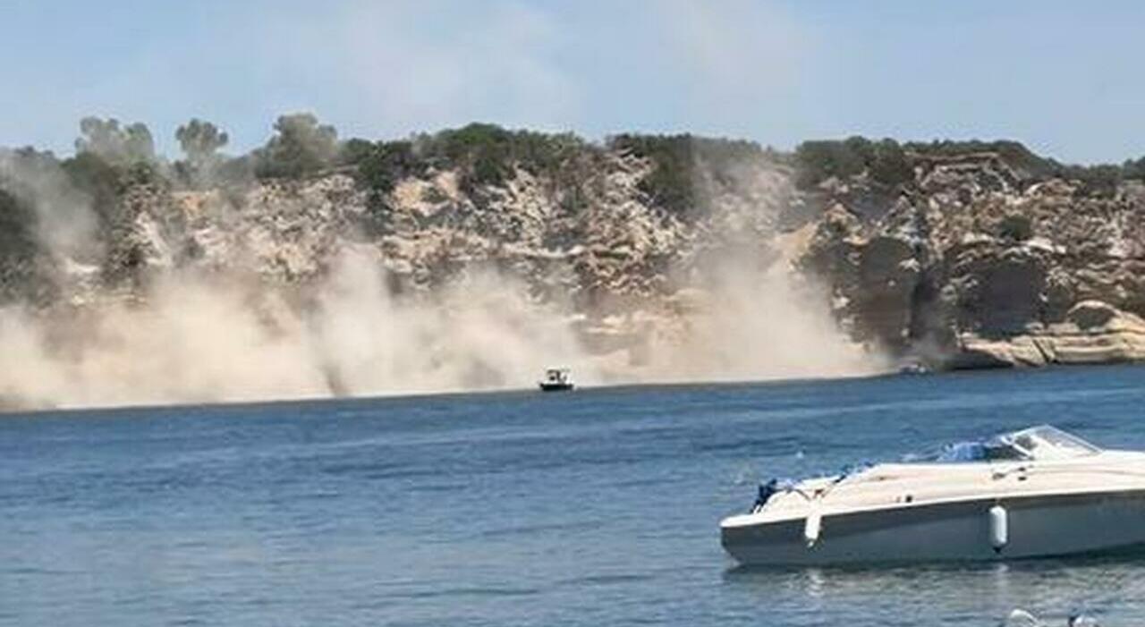 Terremoto Campi Flegrei, crolla un costone a Baia: paura, ma nessun danno Terremoto Campi Flegrei, crolla un costone a Baia: paura, ma nessun danno