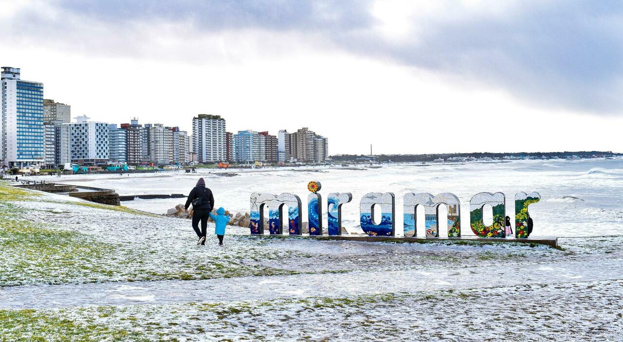 https://statics.cedscdn.it/photos/MED_HIGH/2025/07/01/8930865_01114851_argentina_paese_piu_freddo_mondo_luglio_temperature_buenos_aires_spiagge_neve_oggi_1_7_2025.jpg