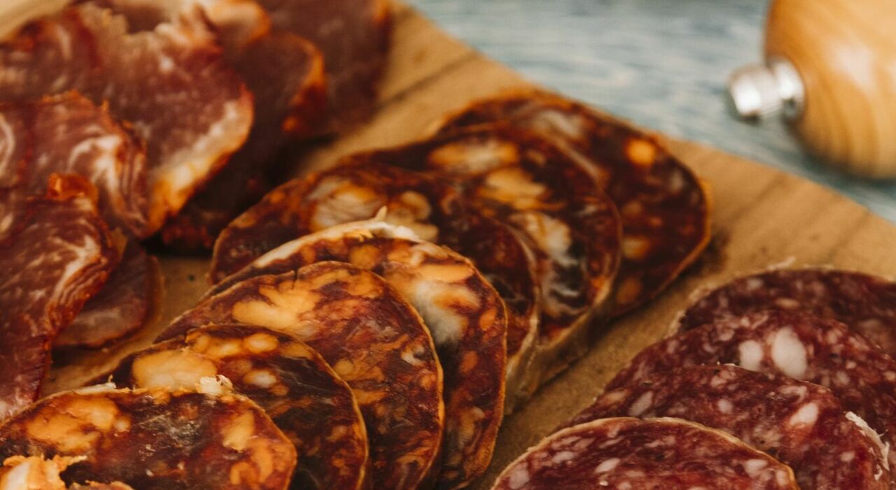 https://statics.cedscdn.it/photos/MED_HIGH/2025/07/01/8931009_01141825_salame_salsiccia_richiamati_prodotti_moltoni_allerta_sondrio_oggi_1_7_2025.jpg