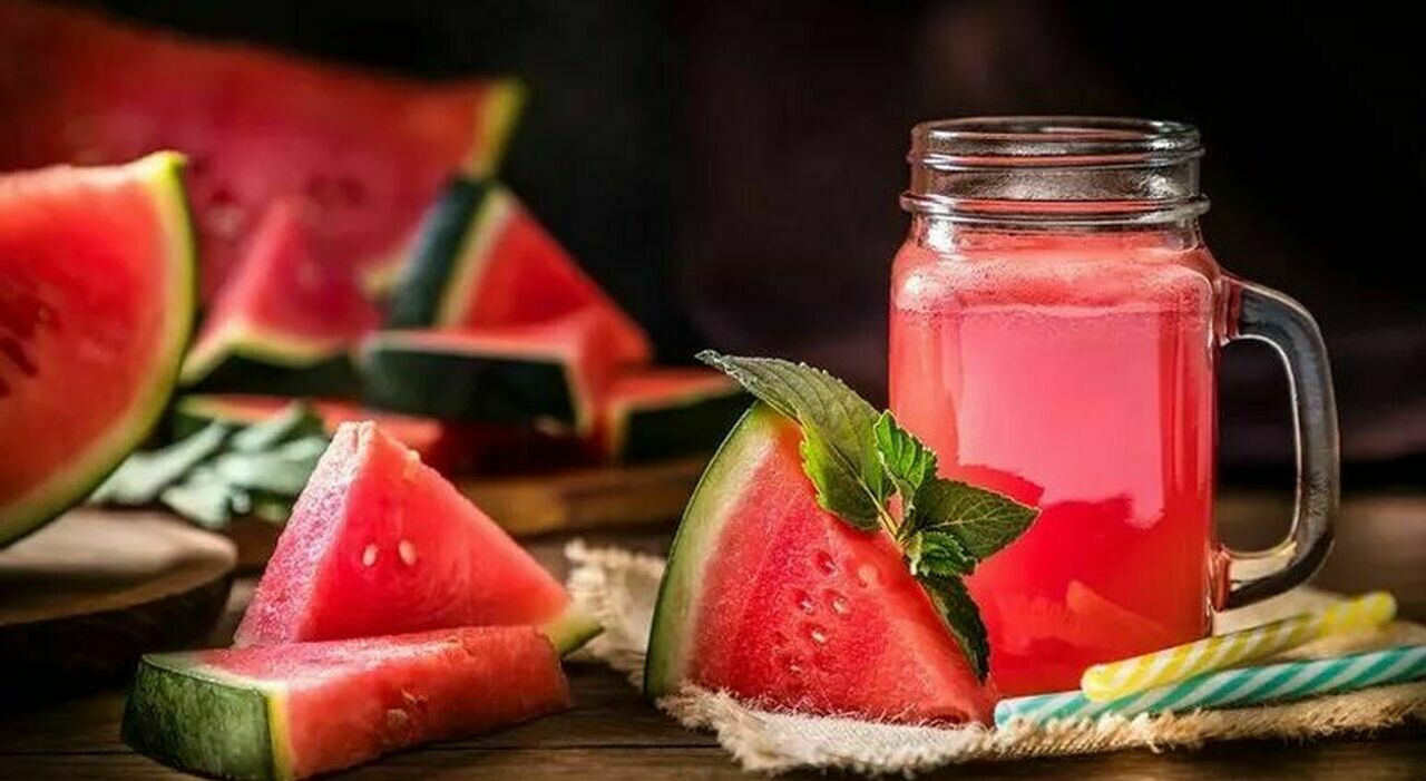 https://statics.cedscdn.it/photos/MED_HIGH/2025/07/01/8931075_01151102_dieta_caldo_cosa_mangiare_cosa_bere_elenco_piatti_cibi_bevande_oggi_1_7_2025.jpg