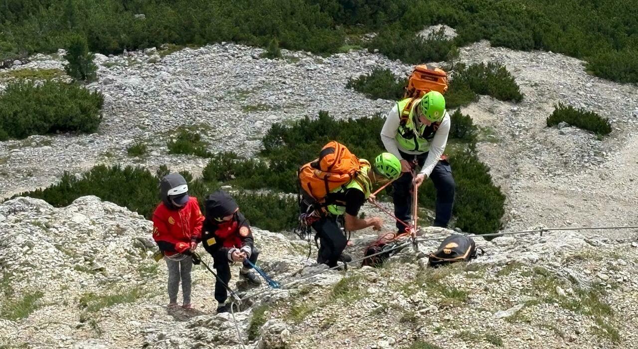 Fulmine colpisce una 30enne, lei si trascina fino al rifugio e chiede aiuto. Salvata anche una famiglia con tre bambini bloccata in ferrata