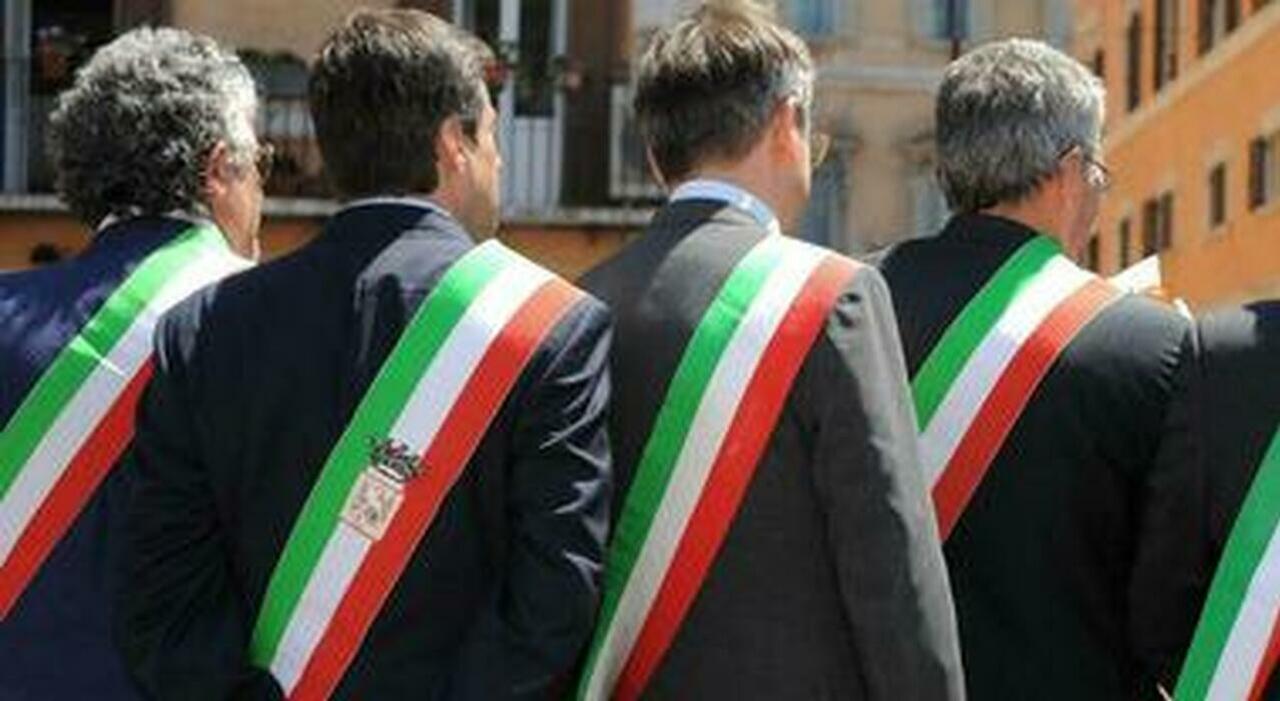 Comunali, sale lo stipendio: arrivano 300 euro in più. Tavolo sul nuovo contratto: ecco chi ne beneficerà Comunali, sale lo stipendio: arrivano 300 euro in più. Tavolo sul nuovo contratto: ecco chi ne beneficerà