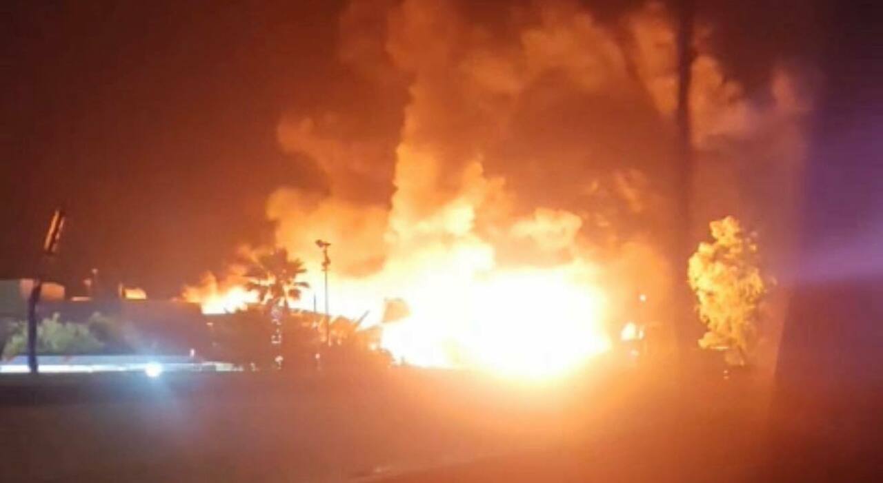 Incendio all?azienda di rifiuti speciali. Fumo e paura. Il Comune: «Chiudete le finestre» Incendio all?azienda di rifiuti speciali. Fumo e paura. Il Comune: «Chiudete le finestre»