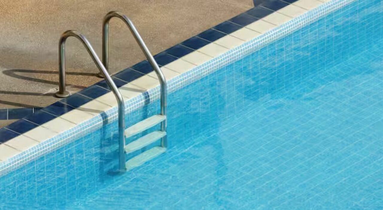 Tommaso muore annegato a 2 anni, il suo corpicino ritrovato da mamma e papà sul fondo della piscina del residence delle vacanze