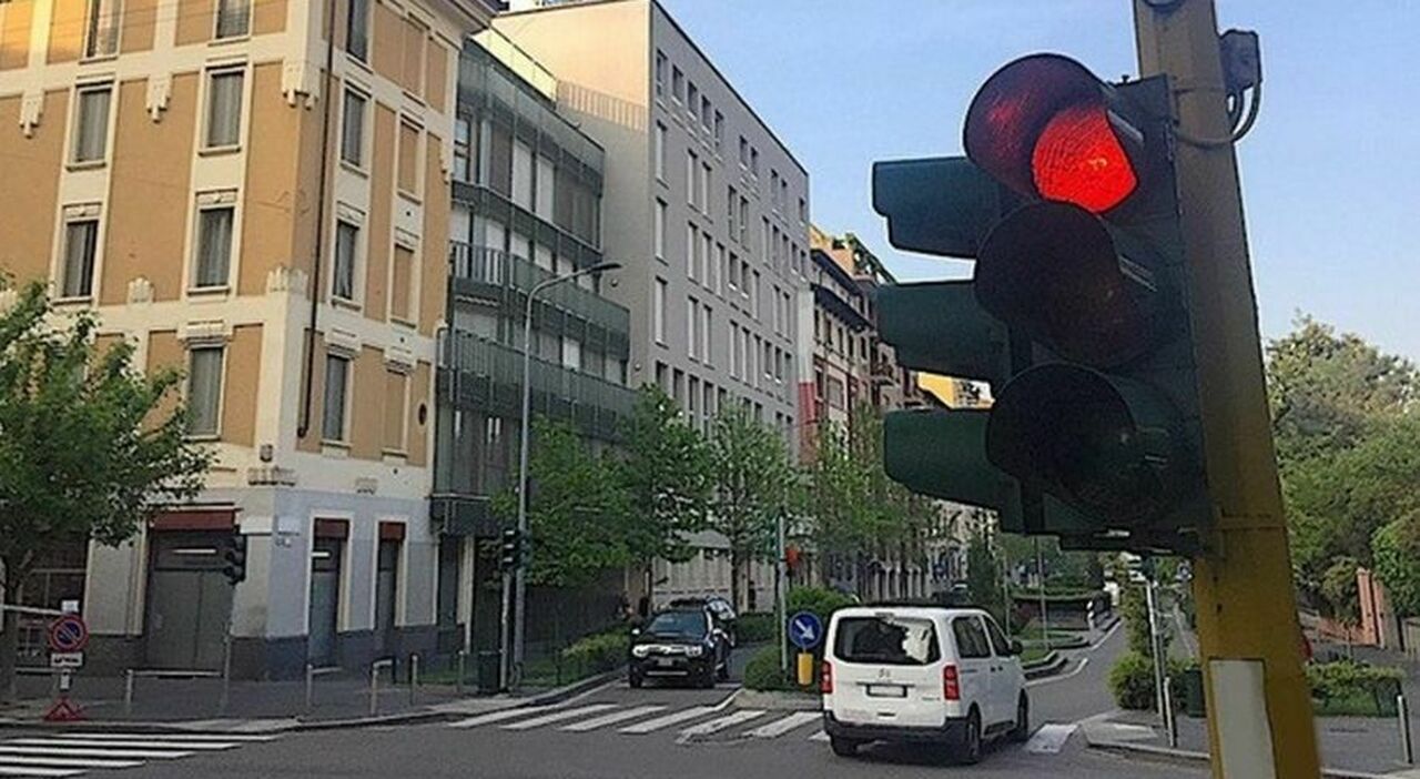 https://statics.cedscdn.it/photos/MED_HIGH/2025/07/02/8932886_02095504_anziano_rifiuta_lavaggio_parabrezza_semaforo_lavavetri_colpito_napoli_oggi_2_7_2025.jpg