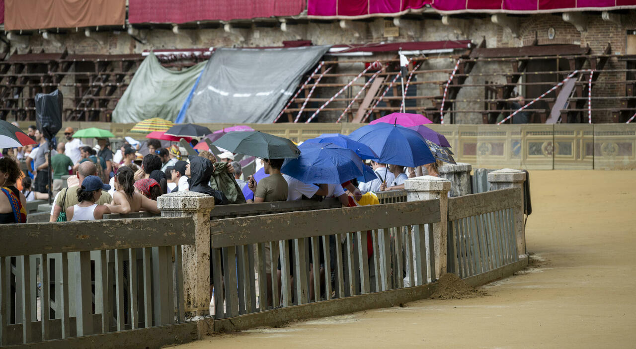 Allerta meteo in Toscana, tempesta di vento e blackout a Firenze: persone bloccate in ascensore. Rinviato il Palio di Siena per temporale