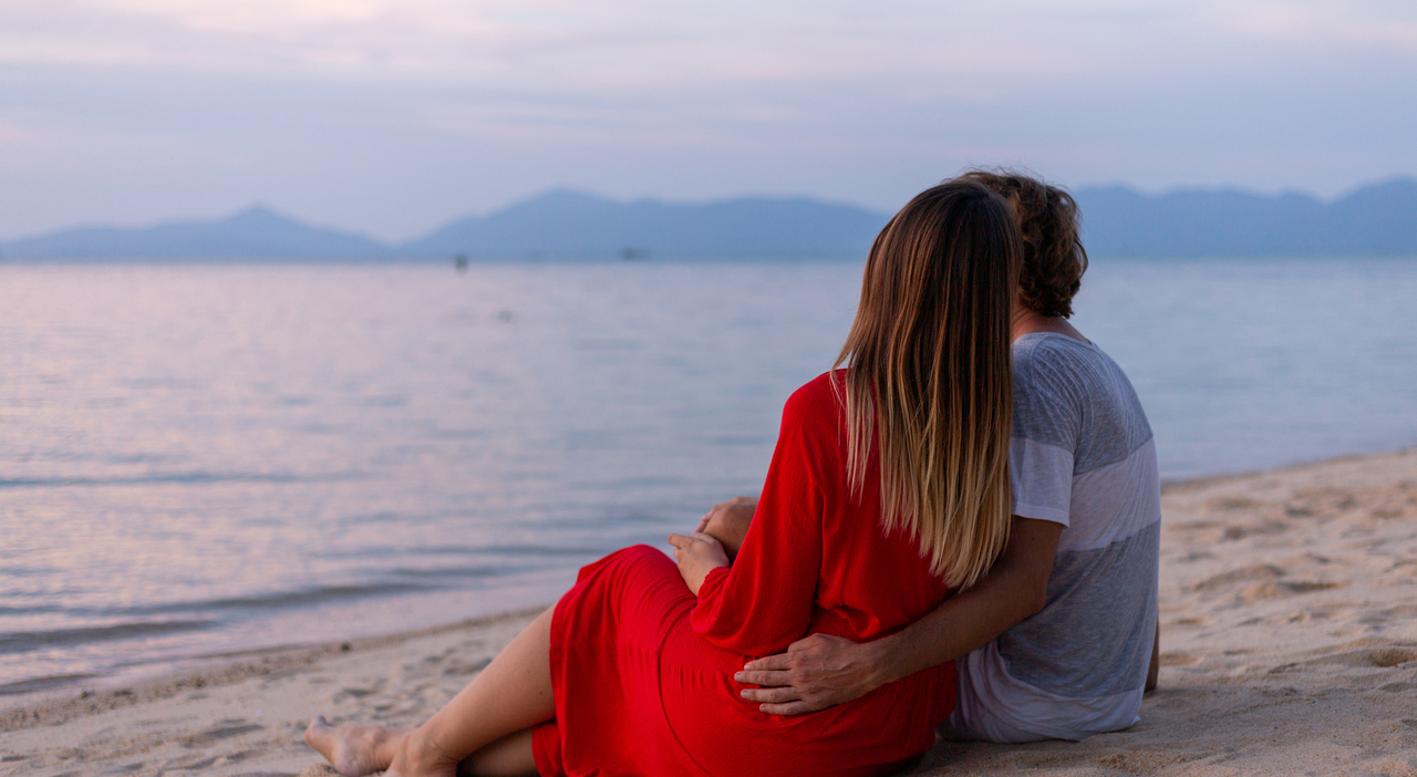 https://statics.cedscdn.it/photos/MED_HIGH/2025/07/02/8933572_02191129_coppia_romantica_sulla_spiaggia_al_tramonto.jpg
