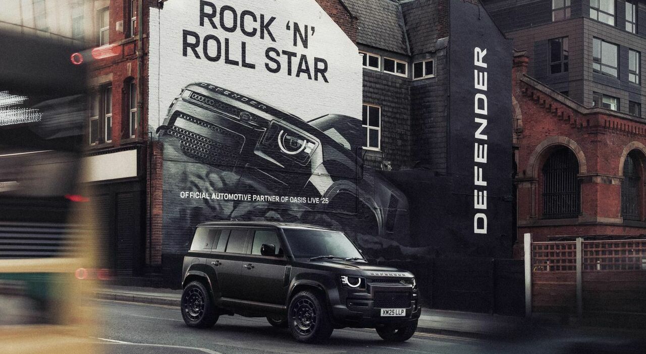 Land Rover Defender con gli Oasis per il tour mondiale
