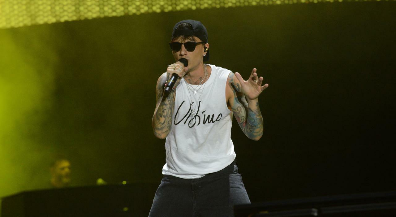 In delirio per Ultimo, emozioni, lacrime e malori. In 33mila per lo show al Del Conero. E c