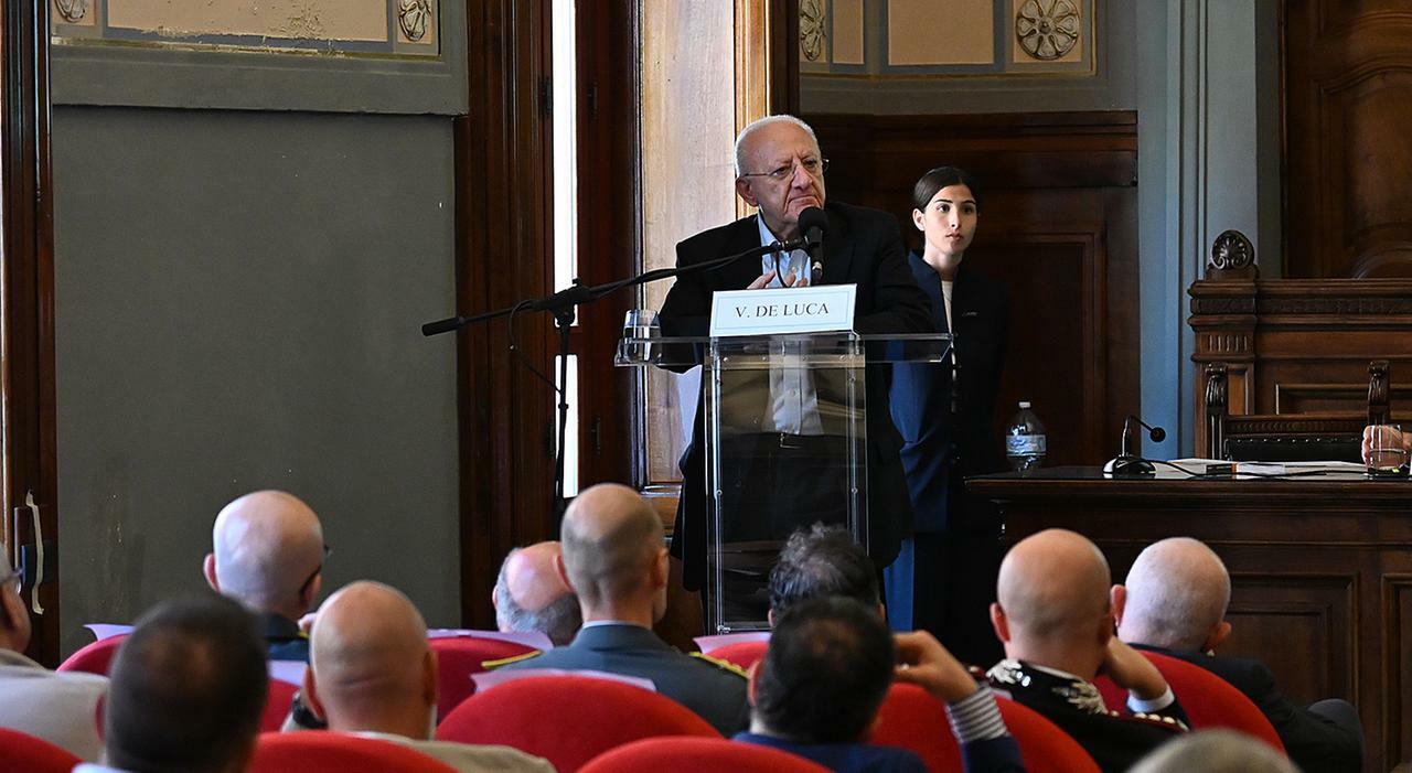Regionali, è scontro tra De Luca e centro destra per la data: battaglia per il rinvio