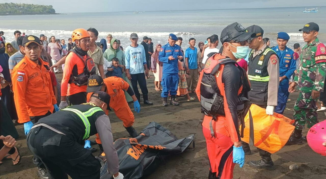 Bali, traghetto affondato in Indonesia per maltempo: 4 morti e 29 tratti in salvo, 32 i dispersi