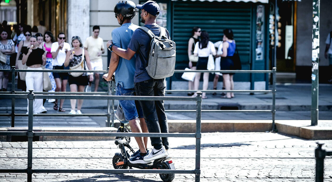 In due su un monopattino elettrico in piazza Castello a Torino