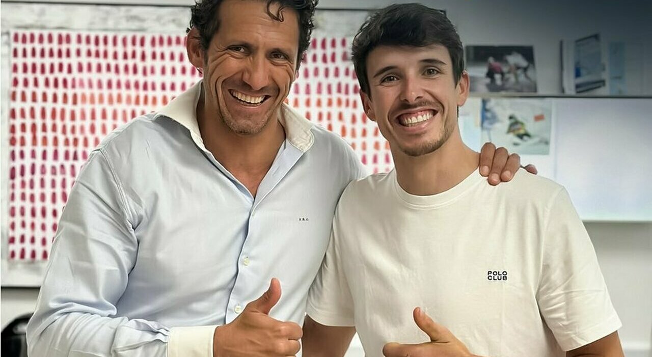 A sinistra Alex Marquez al controllo dal chirurgo che lo ha operato al dito a Madrid