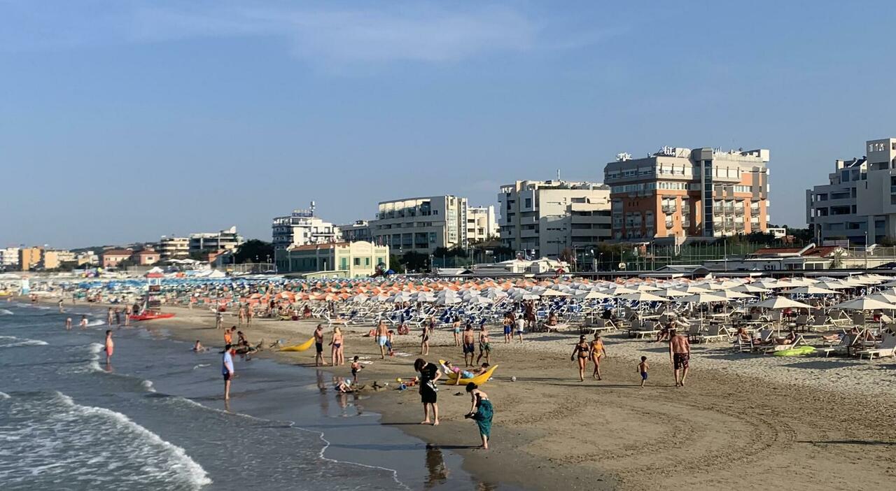 Caro ombrellone, ma quanto mi costi? In una spiaggia delle Marche l Caro ombrellone, ma quanto mi costi? In una spiaggia delle Marche l
