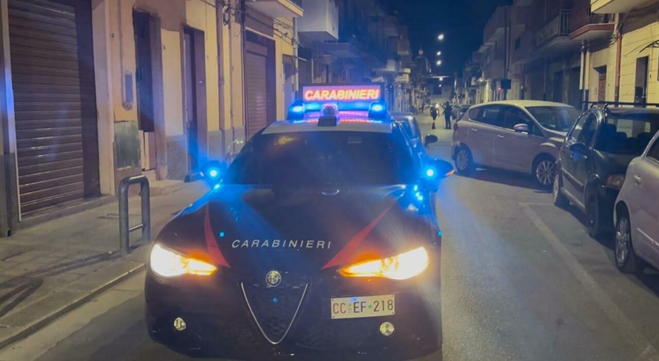 Agguato a colpi di pistola davanti a un bar: un ferito in ospedale. Aggressore in fuga