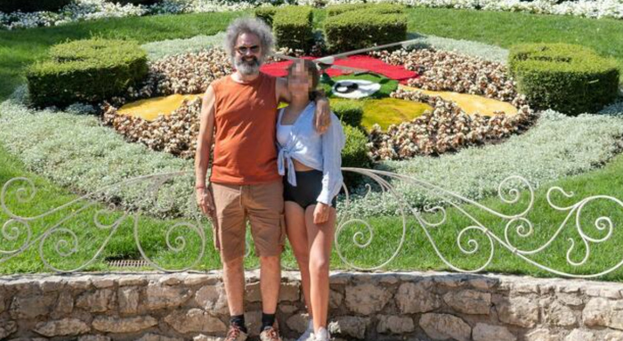 https://statics.cedscdn.it/photos/MED_HIGH/2025/07/04/8937145_04070745_simone_cristicchi_gardaland_figlia.jpg