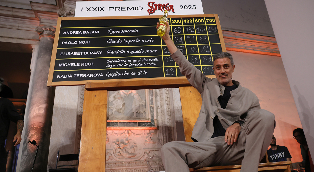 https://statics.cedscdn.it/photos/MED_HIGH/2025/07/04/8937152_04073106_premio_strega_andrea_bajani_chi_e_vincitore_oggi_4_7_2025.jpg
