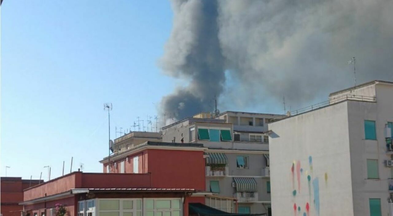 Incidente a un distributore di benzina: esplosione a Roma, il boato sentito in mezza città. «Tremavano le pareti» Incidente a un distributore di benzina: esplosione a Roma, il boato sentito in mezza città. «Tremavano le pareti»