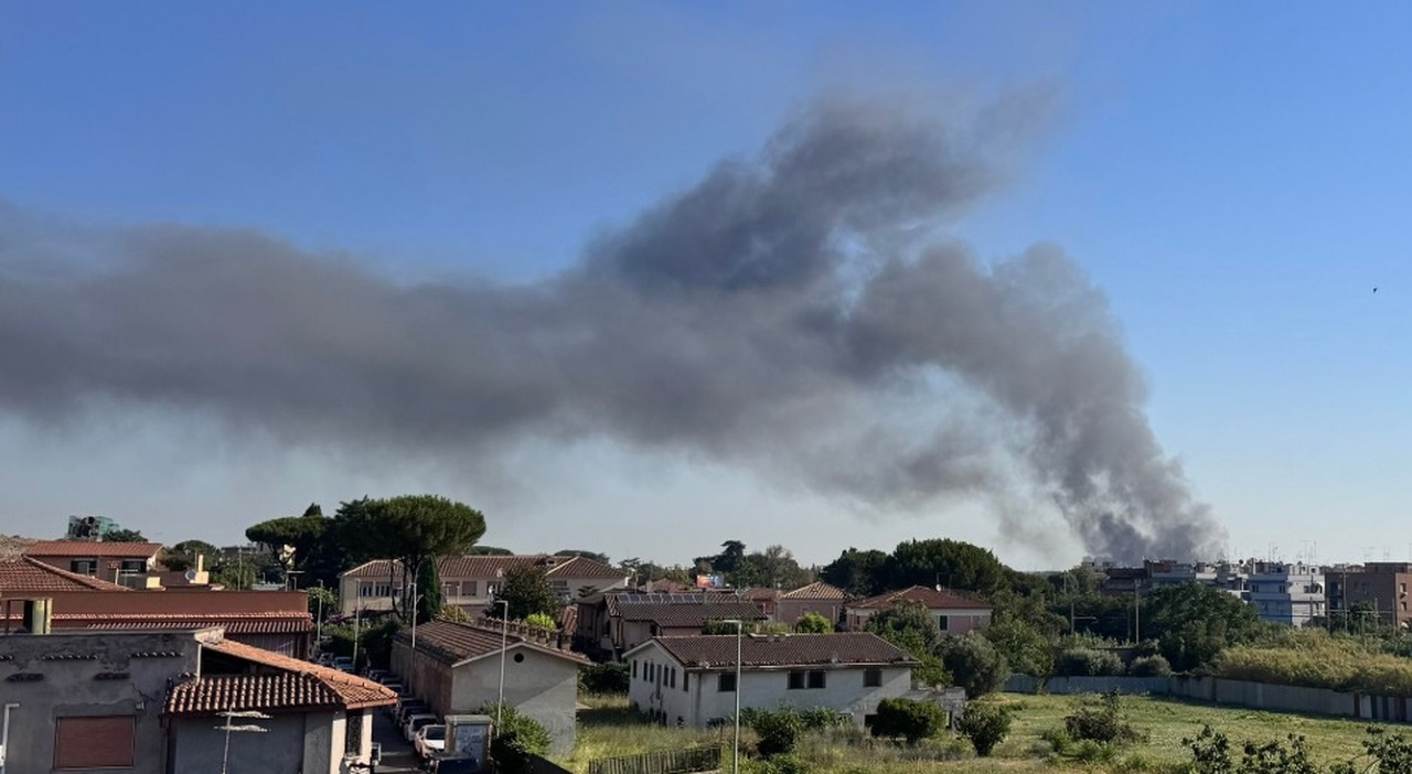 Roma, incendio ed esplosioni al Prenestino: forte boato avvertito in diversi quartieri della Capitale Roma, incendio ed esplosioni al Prenestino: forte boato avvertito in diversi quartieri della Capitale