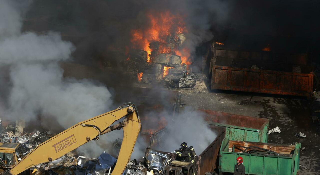 Roma, esplode un distributore: 28 feriti. «Come una bomba». Decine di evacuati, pioggia di vetri sui residenti Roma, esplode un distributore: 28 feriti. «Come una bomba». Decine di evacuati, pioggia di vetri sui residenti