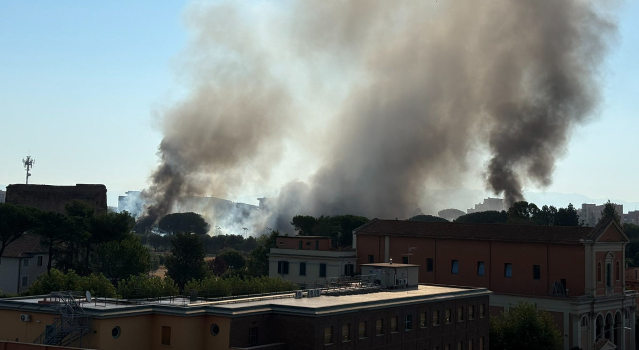Esplosione Roma, nuvola di fumo visibile in tutta la città. I testimoni: «Un boato enorme che ha fatto tremare le finestre, come un terremoto» Esplosione Roma, nuvola di fumo visibile in tutta la città. I testimoni: «Un boato enorme che ha fatto tremare le finestre, come un terremoto»