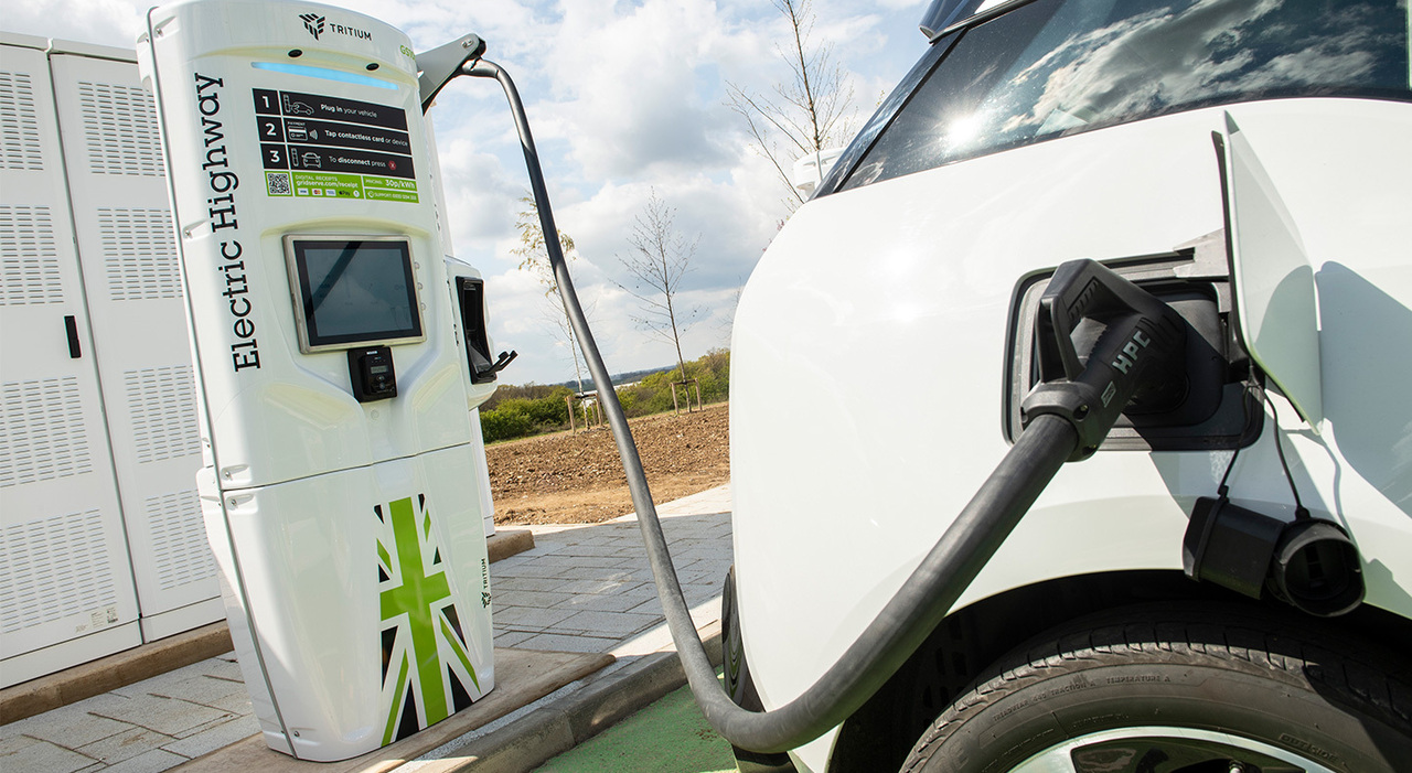 Un'auto elettrica in ricarica