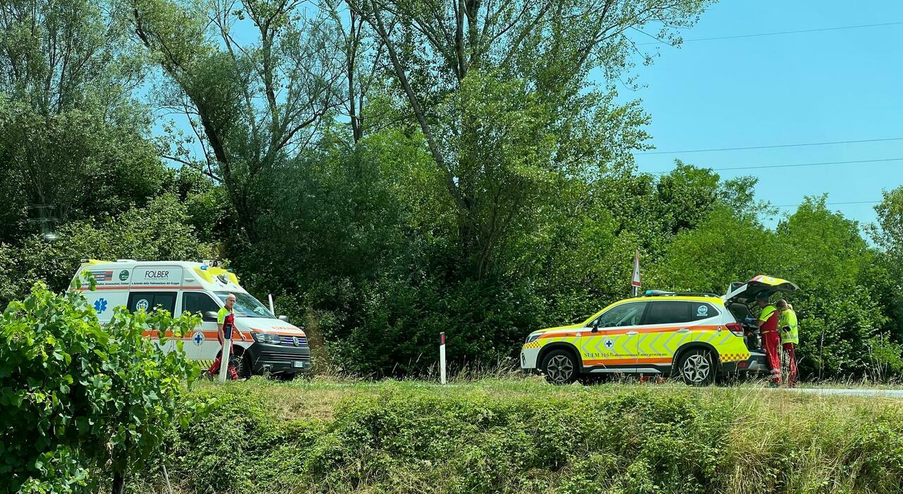 Motociclista esce di strada e muore. Il corpo trovato sul ciglio di via Valcavasia da un automobilista di passaggio Motociclista esce di strada e muore. Il corpo trovato sul ciglio di via Valcavasia da un automobilista di passaggio