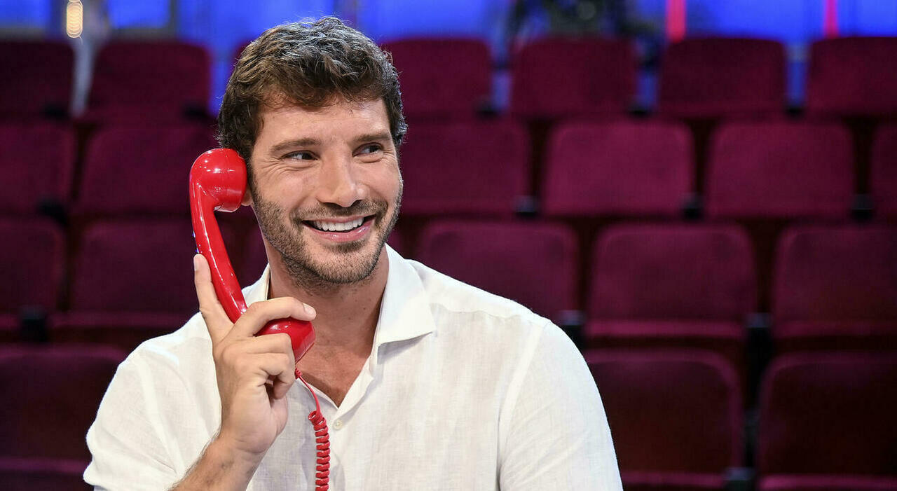 Stefano De Martino, vacanze nella sua villa a Posillipo (da due milioni di  euro): feste e bagni fino all'alba ​dopo la fine di Affari Tuoi
