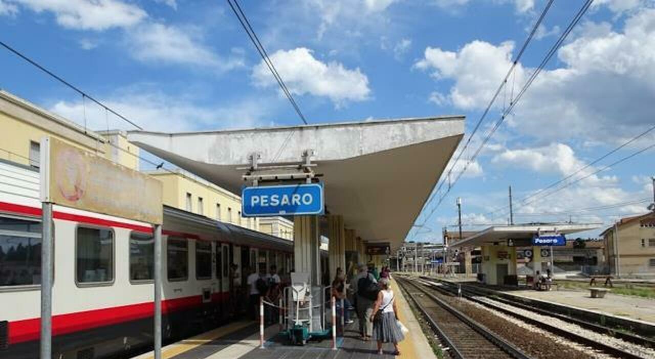 Pesaro, non solo il Frecciargento: per Roma niente regionali. Da agosto si potrà raggiungere la capitale solo da Pescara o Bologna, l?ira del Pd Pesaro, non solo il Frecciargento: per Roma niente regionali. Da agosto si potrà raggiungere la capitale solo da Pescara o Bologna, l?ira del Pd