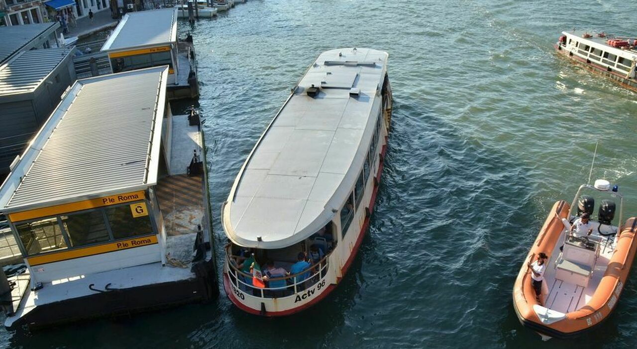 https://statics.cedscdn.it/photos/MED_HIGH/2025/07/05/8939208_05103244_cade_imbarcadero_vaporetto_venezia_no_risarcimento_infortunio_tacchi_oggi_5_7_2025.jpg