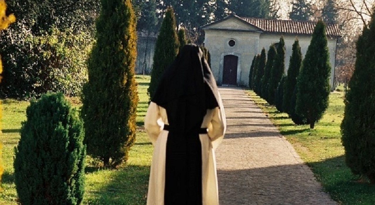 https://statics.cedscdn.it/photos/MED_HIGH/2025/07/05/8939288_05124903_suora_di_clausura.jpg