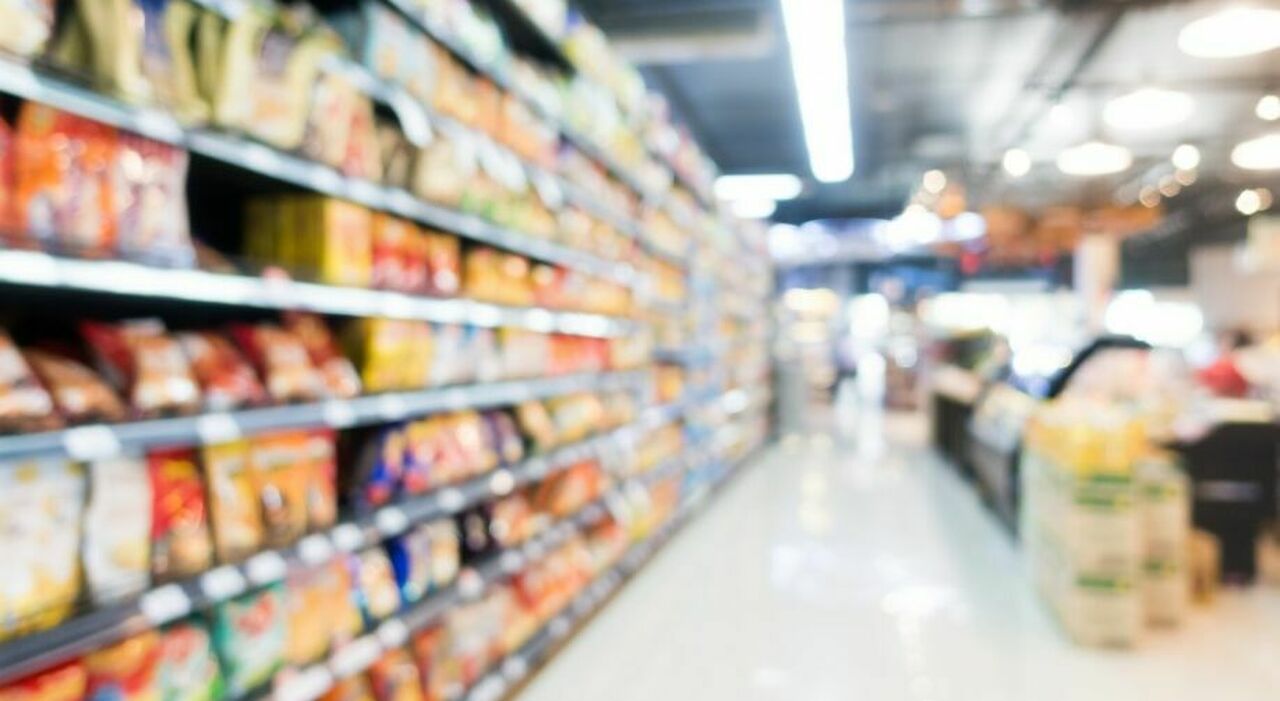 https://statics.cedscdn.it/photos/MED_HIGH/2025/07/05/8939300_05124708_anziano_zoppo_rapina_supermercato_fucile_fuga_scooter_rubato_roma_oggi_5_7_2025.jpg