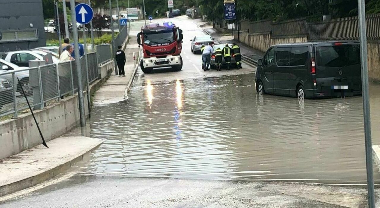 https://statics.cedscdn.it/photos/MED_HIGH/2025/07/05/8939309_05131115_maltempo_nord_nubifragi_grandine_allerta_bergamo_como_stato_d_emergenza_meteo_oggi_5_7_2025.jpg