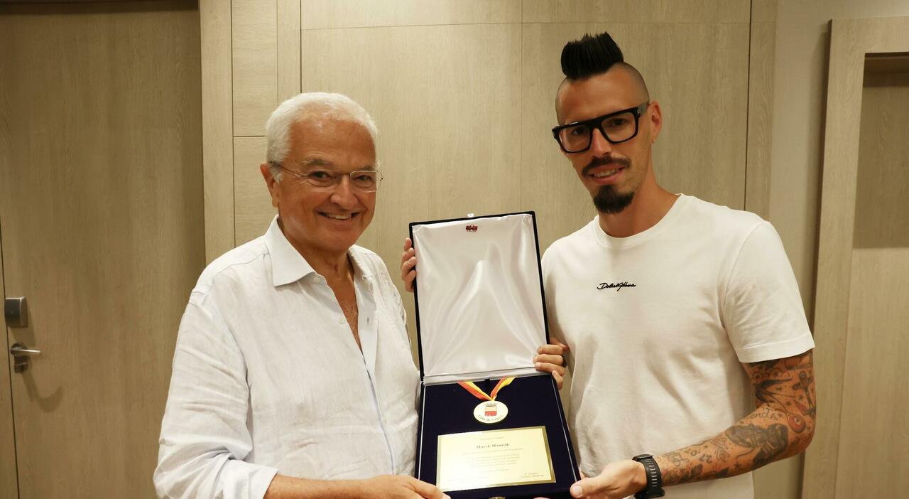 Partita di addio al calcio di Marek Hamsik: la targa dal Comune di Napoli Partita di addio al calcio di Marek Hamsik: la targa dal Comune di Napoli