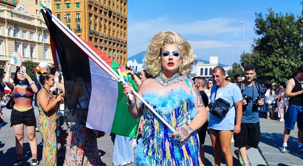 Napoli Pride 2025, al via la grande parata tra le polemiche Napoli Pride 2025, al via la grande parata tra le polemiche
