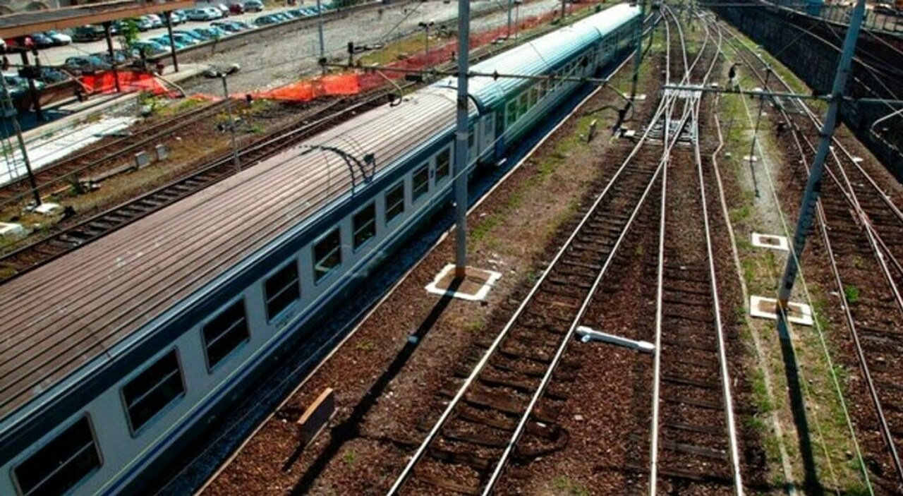 Operaio muore per un malore, stava lavorando sui binari della ferrovia: aveva 50 anni Operaio muore per un malore, stava lavorando sui binari della ferrovia: aveva 50 anni