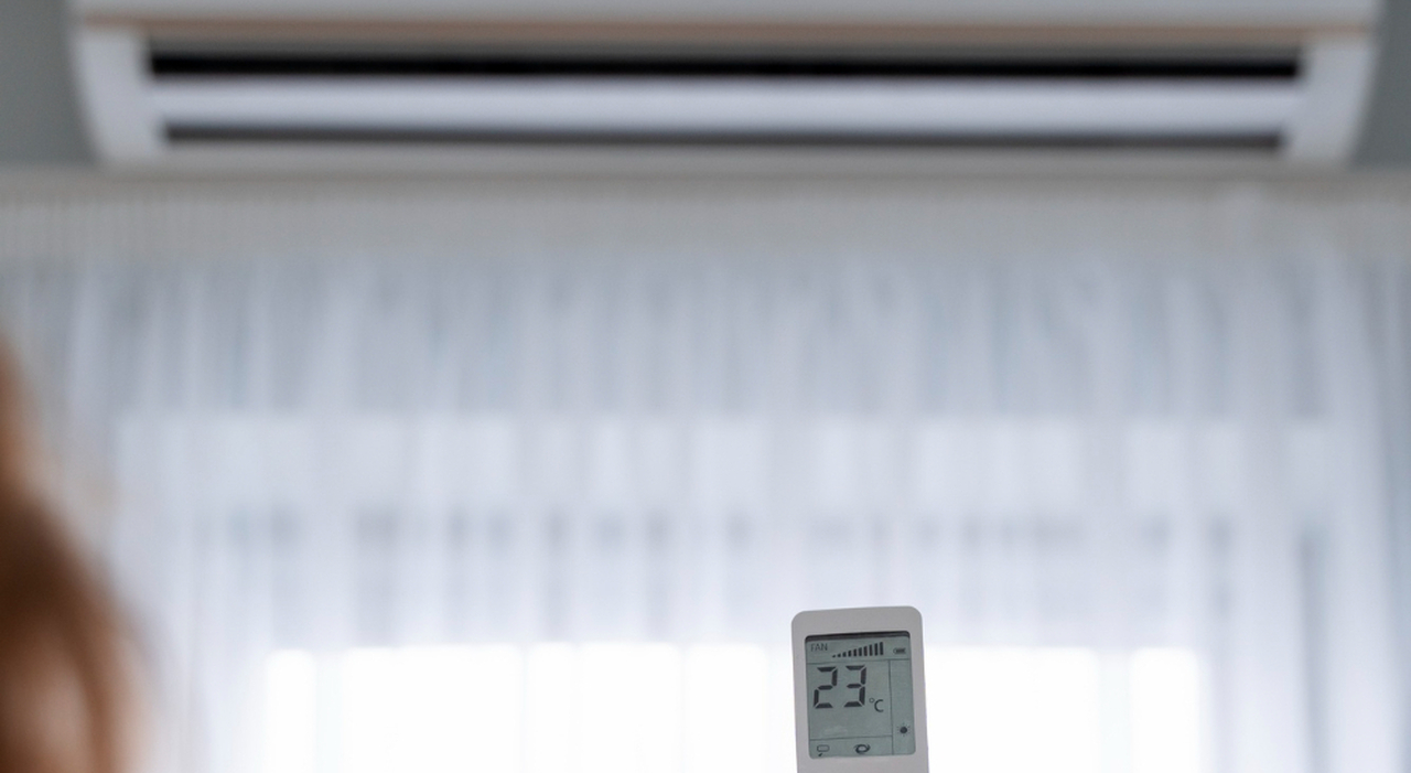 Caldo estremo, gli italiani spendono 550 euro in più al mese per fronteggiarlo. Condizionatori, acqua e creme solari: il decalogo per risparmiare Caldo estremo, gli italiani spendono 550 euro in più al mese per fronteggiarlo. Condizionatori, acqua e creme solari: il decalogo per risparmiare