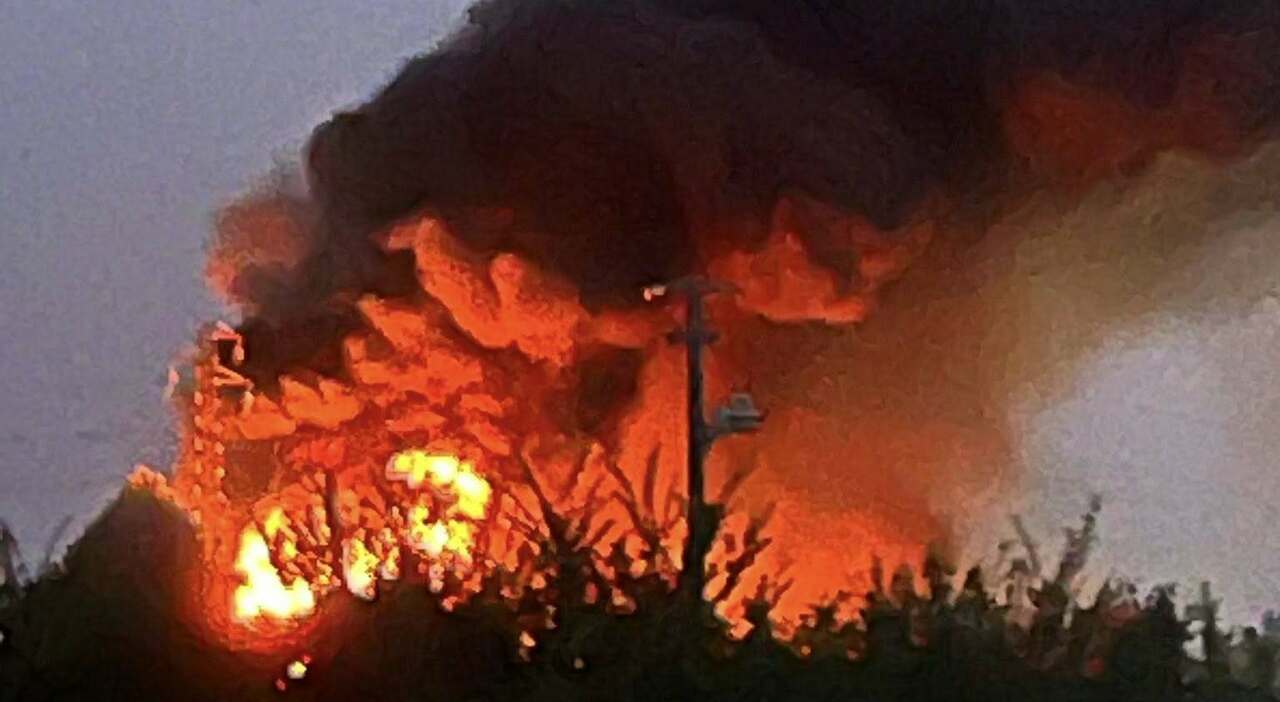 https://statics.cedscdn.it/photos/MED_HIGH/2025/07/05/8939541_05190459_incendio_deposito_discarica_taggi_aggiornamenti_villafranca_padova.jpg