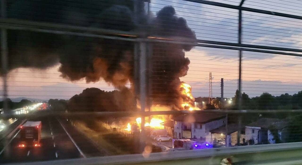 Incendio devasta un deposito di veicoli, pneumatici e bombole lungo l Incendio devasta un deposito di veicoli, pneumatici e bombole lungo l