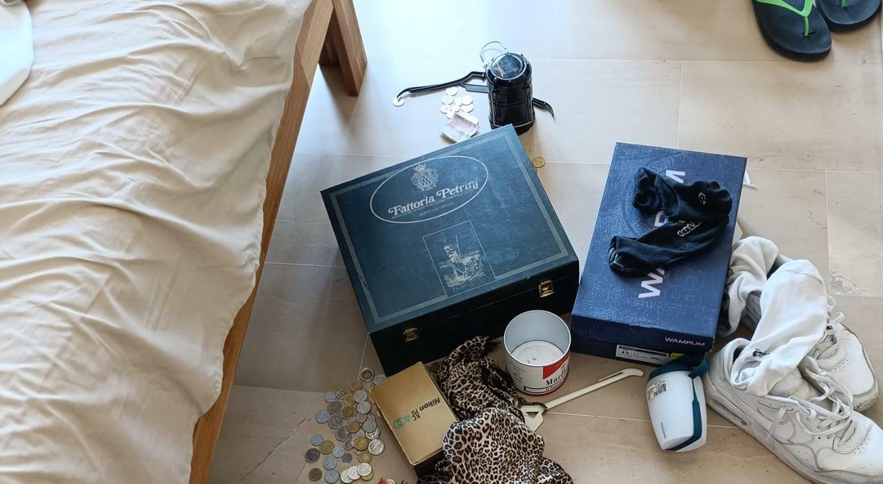 casa svaligiata dalle due ladre rom cittadino 007 le insegue recupera gioielli e soldi