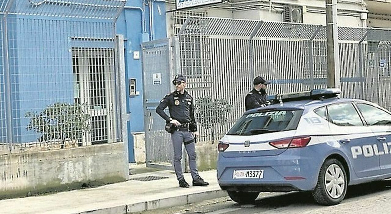 Bomba davanti a un edificio in centro, l Bomba davanti a un edificio in centro, l
