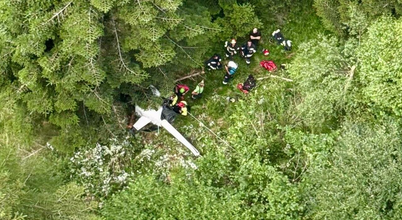 Elicottero precipita tra i boschi Vetriolo a Levico Terme, a bordo due persone Elicottero precipita tra i boschi Vetriolo a Levico Terme, a bordo due persone