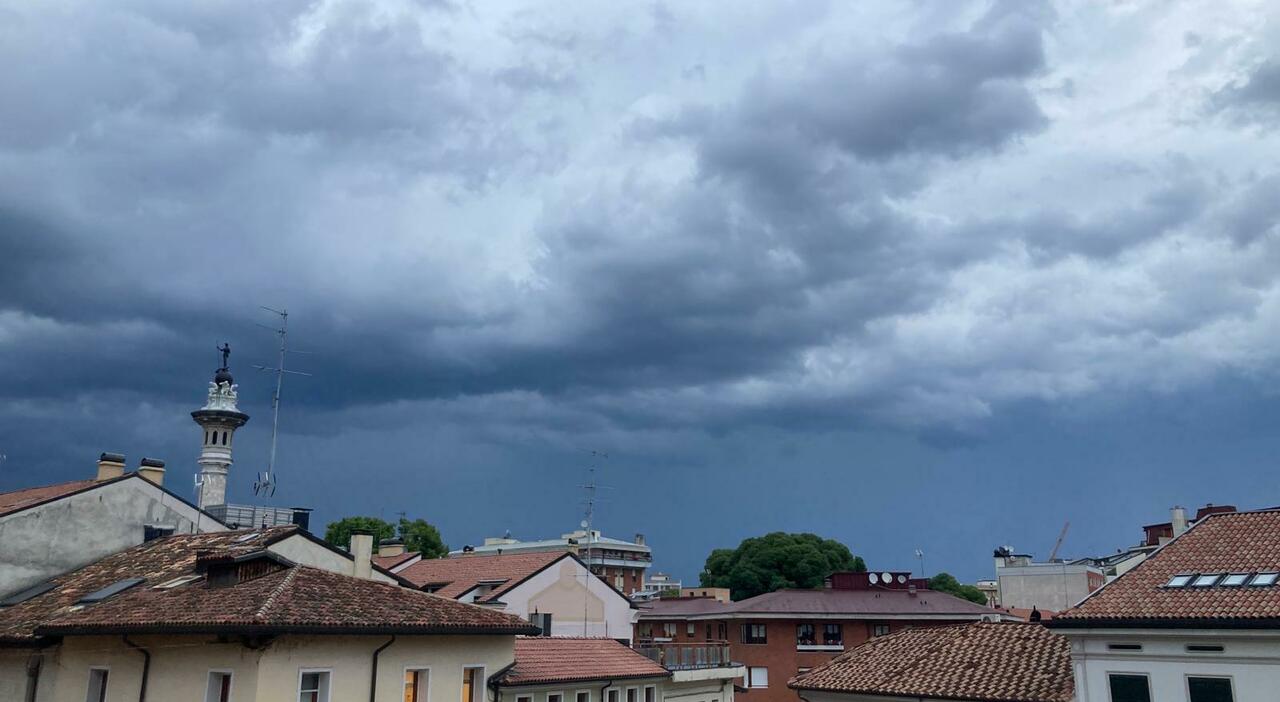 Maltempo, allerta meteo in Veneto e Friuli. Pioggia e grandinate, chiusa l Maltempo, allerta meteo in Veneto e Friuli. Pioggia e grandinate, chiusa l