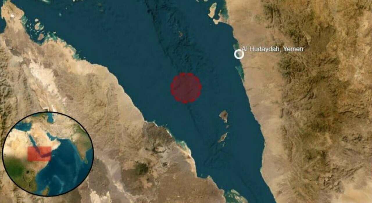 Nave mercantile attaccata al largo dello Yemen: lanciati razzi, scontro armato in corso Nave mercantile attaccata al largo dello Yemen: lanciati razzi, scontro armato in corso
