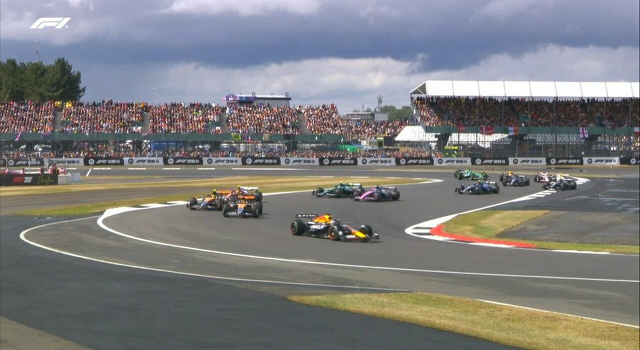 GP Silverstone, diretta: Verstappen parte in testa, Leclerc passa alle slick prima della partenza come Russell GP Silverstone, diretta: Verstappen parte in testa, Leclerc passa alle slick prima della partenza come Russell