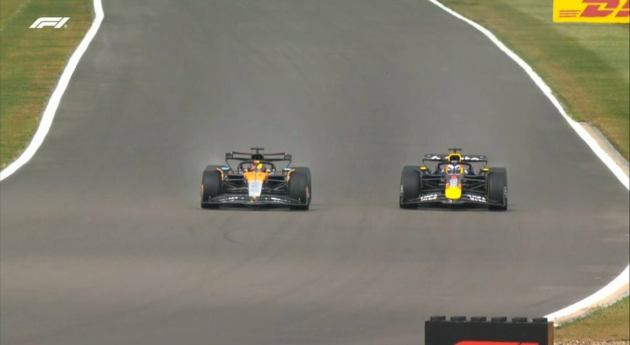 GP Silverstone, diretta: nella pioggia Piastri precede Verstappen e Norris, Hamilton ottavo, Leclerc 14esimo GP Silverstone, diretta: nella pioggia Piastri precede Verstappen e Norris, Hamilton ottavo, Leclerc 14esimo