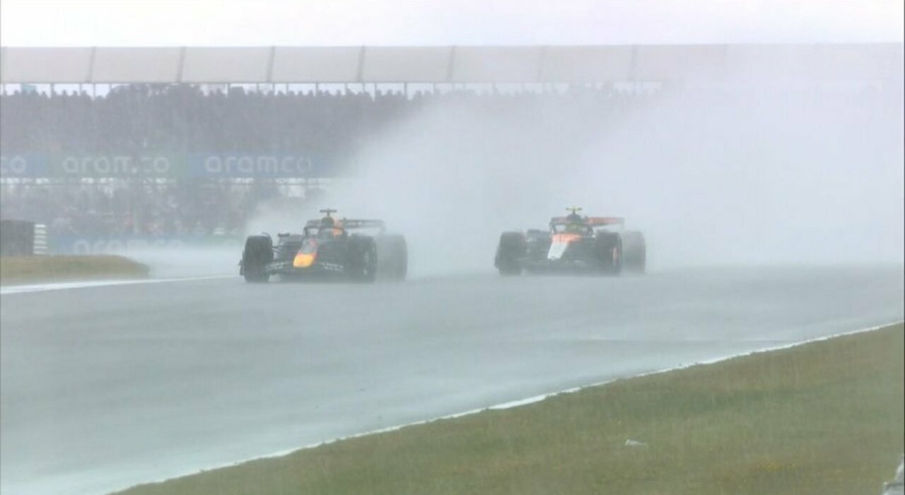 GP Silverstone, diretta: dopo un periodo di safety car per motivi di sicurezza, la gara riprende con Piastri leader GP Silverstone, diretta: dopo un periodo di safety car per motivi di sicurezza, la gara riprende con Piastri leader