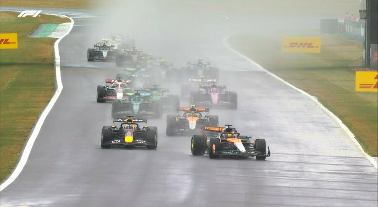 GP Silverstone, diretta: gran botto di Hadjar, rientra la safety car. Piastri leader su Verstappen e Norris GP Silverstone, diretta: gran botto di Hadjar, rientra la safety car. Piastri leader su Verstappen e Norris