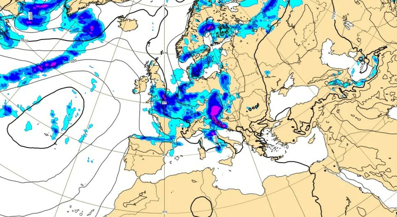 Meteo, allerta supercelle su mezza Italia: «Sistemi temporaleschi alti fino a 12 km». Bomba d Meteo, allerta supercelle su mezza Italia: «Sistemi temporaleschi alti fino a 12 km». Bomba d